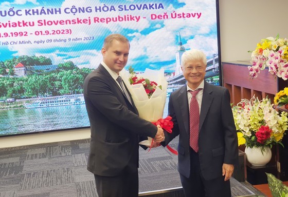 Chủ tịch Hội Hữu nghị Việt Nam-Slovakia TPHCM Bùi Quang Hải tặng hoa Tham tán Kinh tế, Phó Đại sứ CH Slovakia tại Việt Nam Marian Veres (Ảnh:SGGP) Chủ tịch Hội Hữu nghị Việt Nam-Slovakia TPHCM Bùi Quang Hải tặng hoa Tham tán Kinh tế, Phó Đại sứ CH Slovakia tại Việt Nam Marian Veres (Ảnh:SGGP)