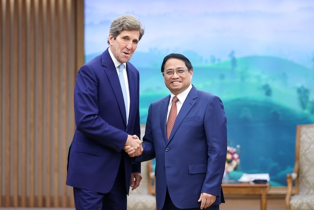 Thủ tướng Phạm Minh Chính và Đặc phái viên của Tổng thống Hoa Kỳ về khí hậu John Kerry. (Ảnh: VGP/Nhật Bắc) Thủ tướng Phạm Minh Chính và Đặc phái viên của Tổng thống Hoa Kỳ về khí hậu John Kerry. (Ảnh: VGP/Nhật Bắc)