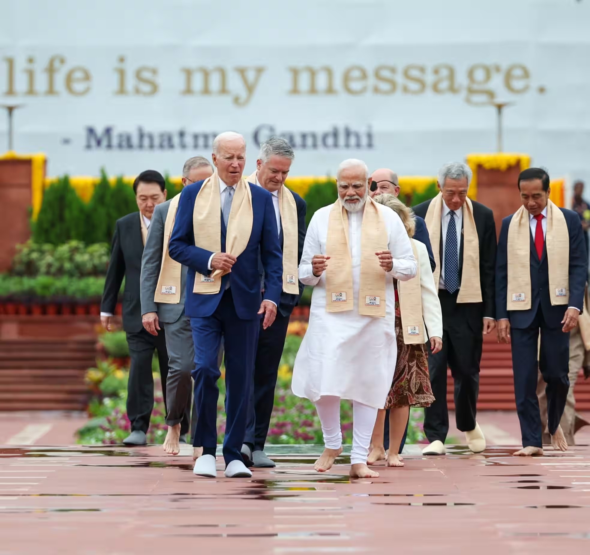 Thủ tướng Ấn Độ Modi và các lãnh đạo thế giới quàng khăn khadi. (Ảnh: X @narendramodi) Thủ tướng Ấn Độ Modi và các lãnh đạo thế giới quàng khăn khadi. (Ảnh: X @narendramodi)