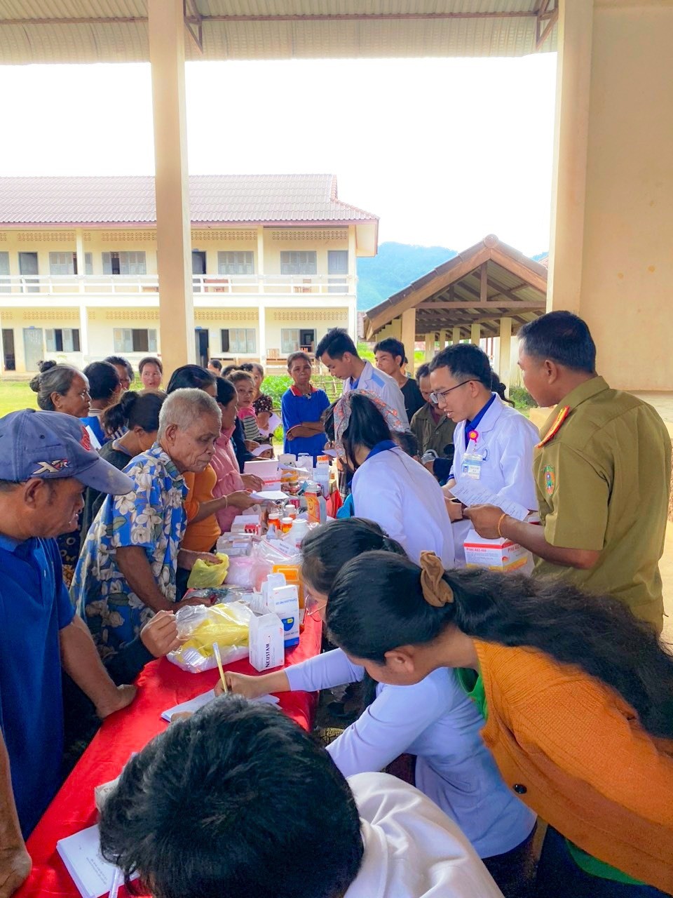 Đoàn Thanh niên tình nguyện Tỉnh đoàn Quảng Nam khám bệnh cho người dân tỉnh Sê Kông. (Ảnh: doanthanhnien.vn) Đoàn Thanh niên tình nguyện Tỉnh đoàn Quảng Nam khám bệnh cho người dân tỉnh Sê Kông. (Ảnh: doanthanhnien.vn)