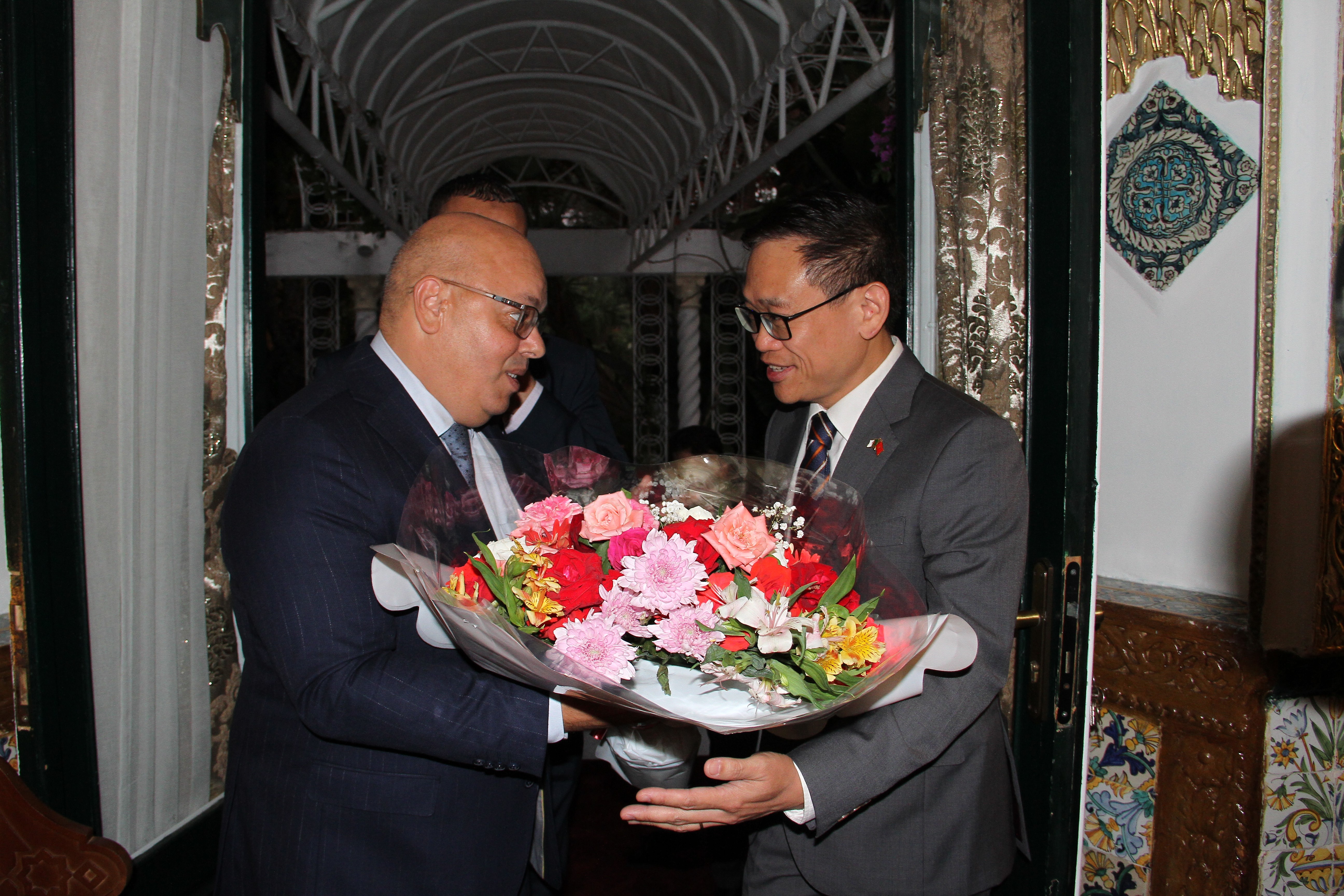 Bộ trưởng Bộ Cựu chiến binh và Người có công Algeria tặng hoa cho Đại sứ Việt Nam Bộ trưởng Bộ Cựu chiến binh và Người có công Algeria tặng hoa cho Đại sứ Việt Nam