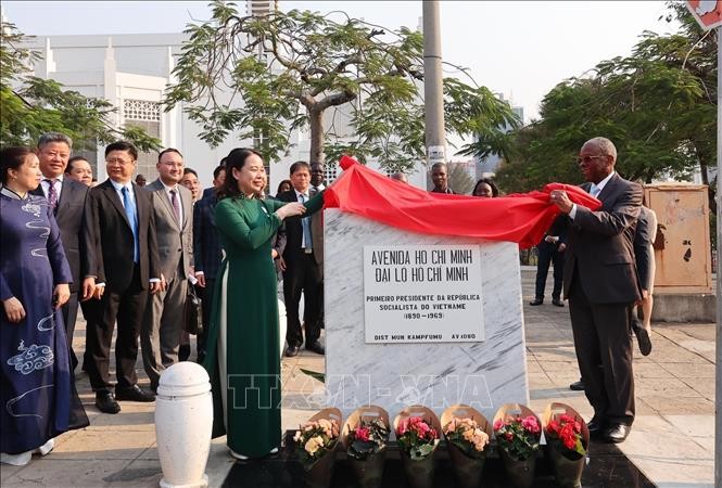 Phó Chủ tịch nước Võ Thị Ánh Xuân và Chủ tịch Hội đồng thành phố Maputo Eneas Comiche khai trương biển tên Đại lộ Hồ Chí Minh. (Ảnh: Lâm Khánh/TTXVN) Phó Chủ tịch nước Võ Thị Ánh Xuân và Chủ tịch Hội đồng thành phố Maputo Eneas Comiche khai trương biển tên Đại lộ Hồ Chí Minh. (Ảnh: Lâm Khánh/TTXVN)