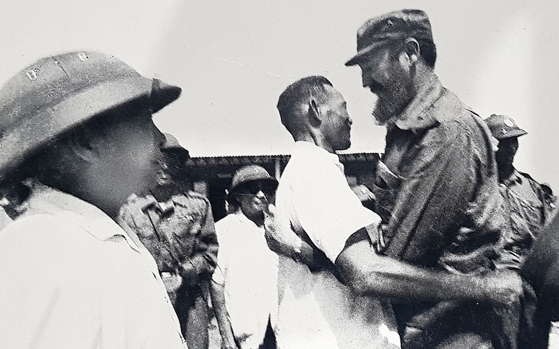 Bí thư Tỉnh ủy Quảng Trị Hồ Sỹ Thản đón Chủ tịch Cuba Fidel Castro tại bờ nam sông Bến Hải vào sáng 15/9/1973. (Ảnh: Tư liệu)
