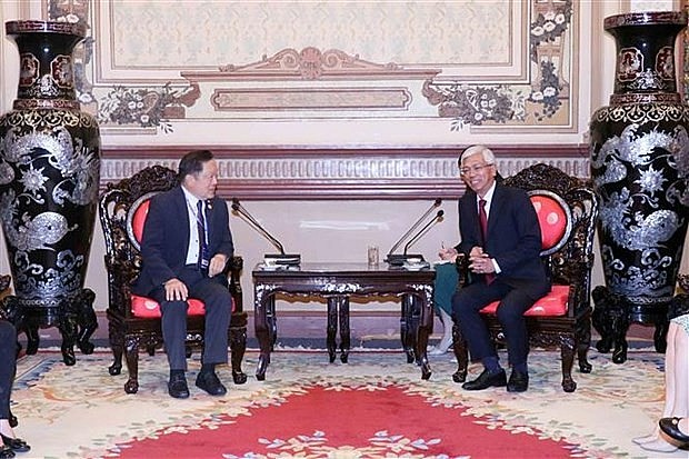 Vice Chairman of the People’s Committee of Ho Chi Minh City (R) Vo Van Hoan receives Senator Victor Oh, Chairman of the Canada-Vietnam Parliamentary Friendship Group. (Photo: VNA) Vice Chairman of the People’s Committee of Ho Chi Minh City (R) Vo Van Hoan receives Senator Victor Oh, Chairman of the Canada-Vietnam Parliamentary Friendship Group. (Photo: VNA)