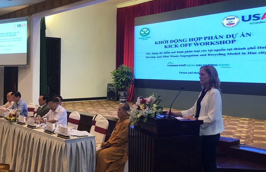 Hoa Kỳ tài trợ xây dựng thí điểm mô hình phân loại rác tại nguồn | Môi trường | Vietnam+ (VietnamPlus) Hoa Kỳ tài trợ xây dựng thí điểm mô hình phân loại rác tại nguồn | Môi trường | Vietnam+ (VietnamPlus)