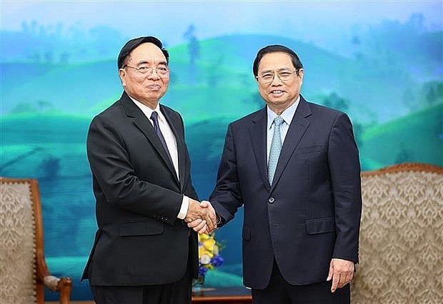 Prime Minister Pham Minh Chinh (R) shakes hands with Lao Minister of Planning and Investment Khamchen Vongphosy. (Photo: VNA) Prime Minister Pham Minh Chinh (R) shakes hands with Lao Minister of Planning and Investment Khamchen Vongphosy. (Photo: VNA)