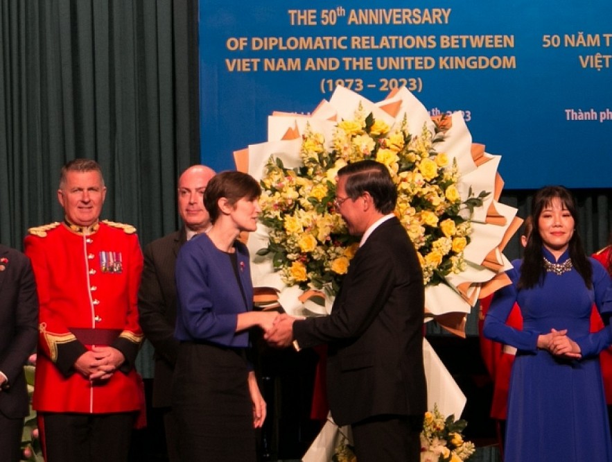 HCM City leader Phan Van Mai (R) shaking hands with British Consul General in Ho Chi Minh City Emily Hamblin. (Photo: nld.com.vn) HCM City leader Phan Van Mai (R) shaking hands with British Consul General in Ho Chi Minh City Emily Hamblin. (Photo: nld.com.vn)