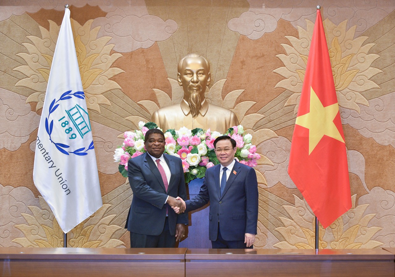 Chủ tịch Quốc hội Vương Đình Huệ và Tổng thư ký IPU Martin Chungong Chủ tịch Quốc hội Vương Đình Huệ và Tổng thư ký IPU Martin Chungong
