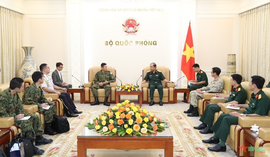 Thượng tướng Phùng Sĩ Tấn tiếp Trung tướng Ueda Kazumasa tại trụ sở Bộ Quốc phòng Thượng tướng Phùng Sĩ Tấn tiếp Trung tướng Ueda Kazumasa tại trụ sở Bộ Quốc phòng
