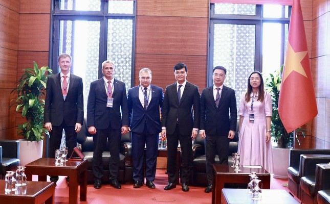 Đoàn đại biểu cấp cao Trung ương Đoàn Thanh niên Cộng sản Hồ Chí Minh và Trung ương Đoàn Thanh niên Cộng sản Belarus tại buổi làm việc. Đoàn đại biểu cấp cao Trung ương Đoàn Thanh niên Cộng sản Hồ Chí Minh và Trung ương Đoàn Thanh niên Cộng sản Belarus tại buổi làm việc.