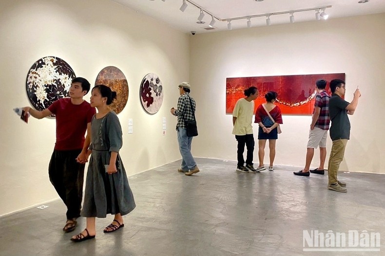 Nữ hoạ sĩ Nhật Bản vẽ “Trăng” bằng sơn mài Việt Nam Nữ hoạ sĩ Nhật Bản vẽ “Trăng” bằng sơn mài Việt Nam