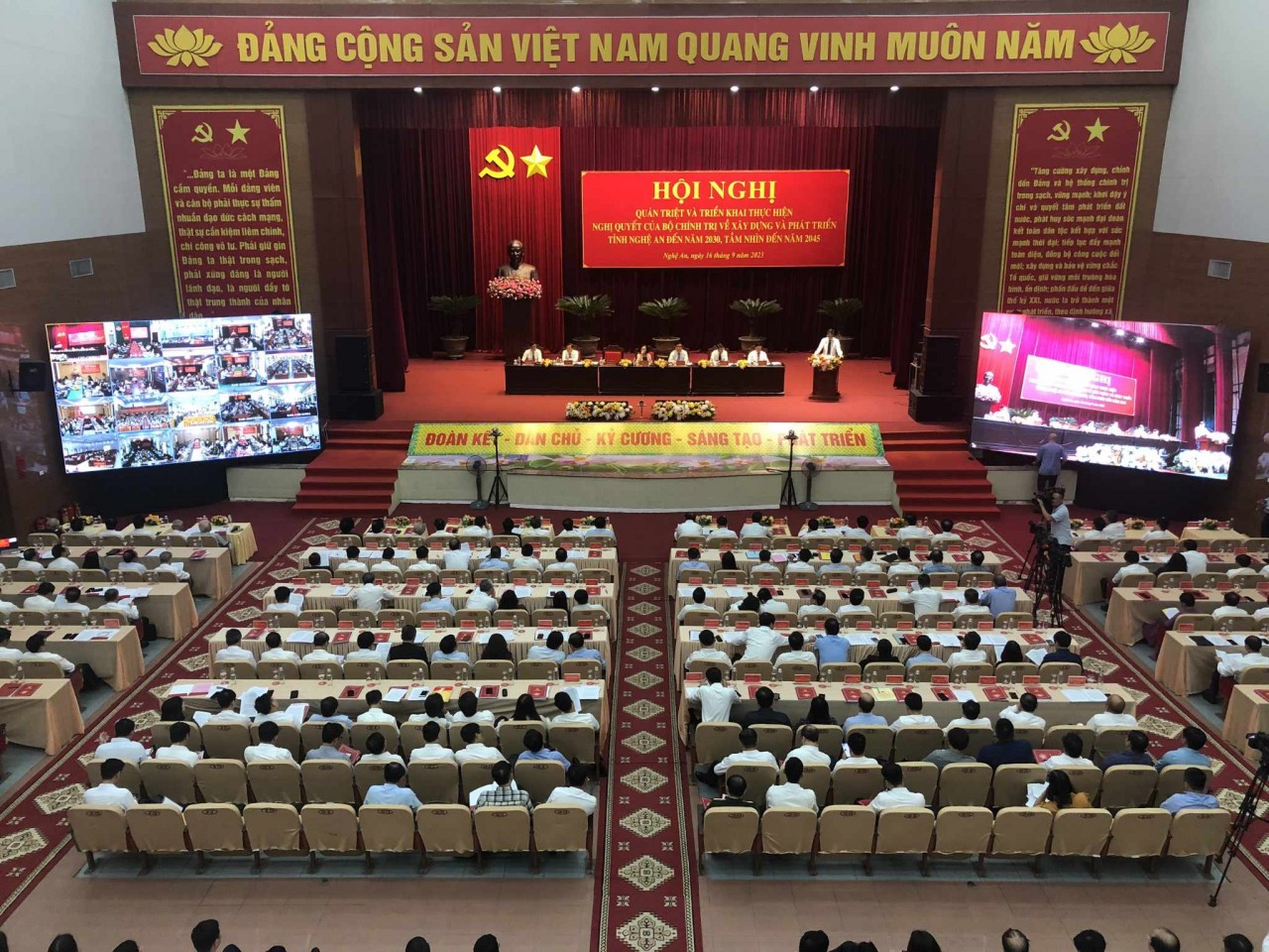 Hội nghị về xây dựng và phát triển tỉnh Nghệ An: 9 nhiệm vụ, giải pháp cần tập trung thực hiện Hội nghị về xây dựng và phát triển tỉnh Nghệ An: 9 nhiệm vụ, giải pháp cần tập trung thực hiện