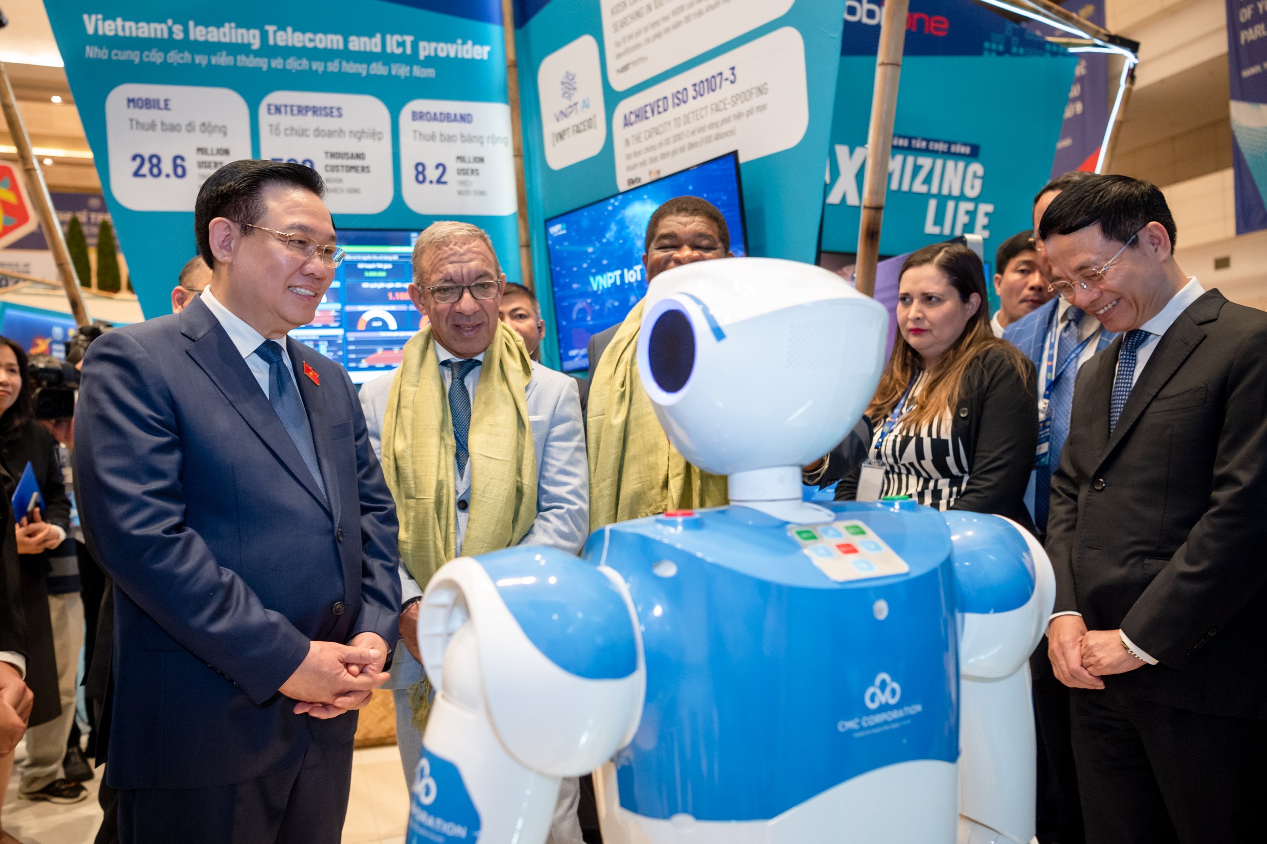 Chủ tịch IPU Duarte Pacheco (thứ hai, từ trái qua) cùng Chủ tịch Quốc hội Vương Đình Huệ tham quan Chủ tịch IPU Duarte Pacheco (thứ hai, từ trái qua) cùng Chủ tịch Quốc hội Vương Đình Huệ tham quan