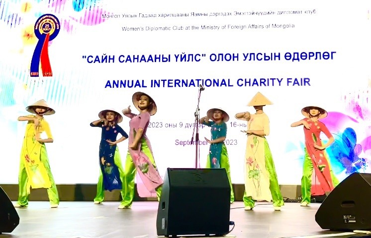 Múa nón Việt Nam nhận được sự yêu thích của bạn bè quốc tế Múa nón Việt Nam nhận được sự yêu thích của bạn bè quốc tế