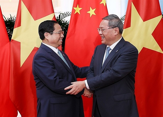 Chinese Premier Li Qiang (right) greets Vietnamese Prime Minister Phạm Minh Chính on Saturday in Nanning. — VNA/VNS Photo Dương Giang Chinese Premier Li Qiang (right) greets Vietnamese Prime Minister Phạm Minh Chính on Saturday in Nanning. — VNA/VNS Photo Dương Giang