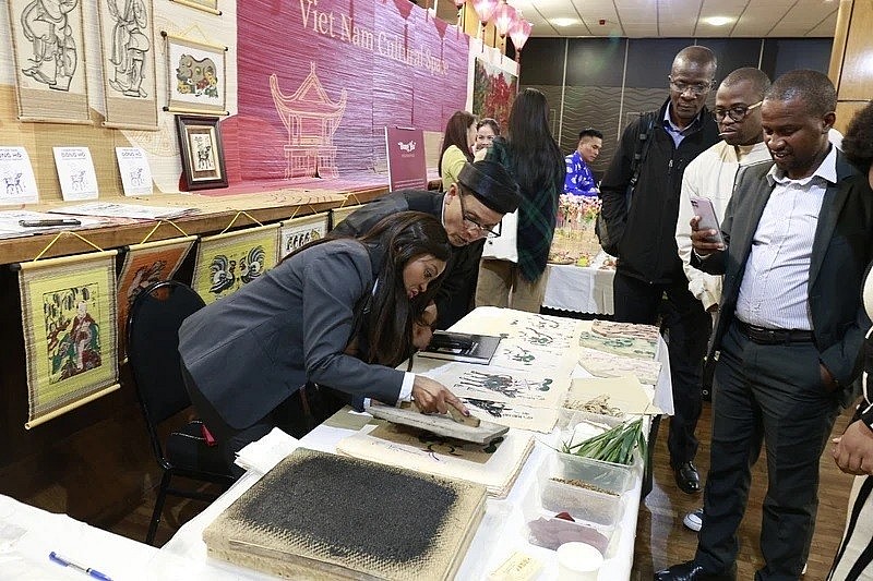 South Africans visit and learn about printing techniques for Dong Ho paintings, which were instructed by artisan Nguyen Dang Tam. (Photo: Department of Cultural Diplomacy and UNESCO) South Africans visit and learn about printing techniques for Dong Ho paintings, which were instructed by artisan Nguyen Dang Tam. (Photo: Department of Cultural Diplomacy and UNESCO)