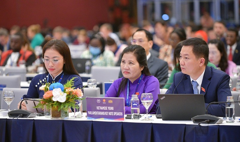 Ảnh 3: Các đại biểu đoàn Việt Nam tại phiên thảo luận (Ảnh: Quochoi.vn) Ảnh 3: Các đại biểu đoàn Việt Nam tại phiên thảo luận (Ảnh: Quochoi.vn)