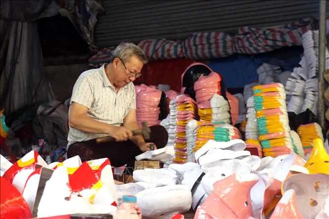 Về Liêu Xá xem làm đồ chơi Trung thu truyền thống Chú thích ảnh