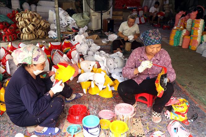 Về Liêu Xá xem làm đồ chơi Trung thu truyền thống Chú thích ảnh