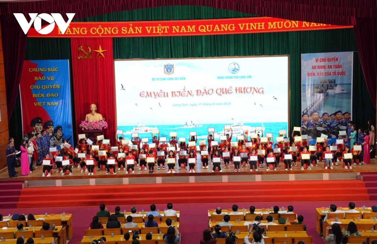 Toàn cảnh cuộc thi Em yêu biển đảo quê hương tại Lạng Sơn Toàn cảnh cuộc thi Em yêu biển đảo quê hương tại Lạng Sơn