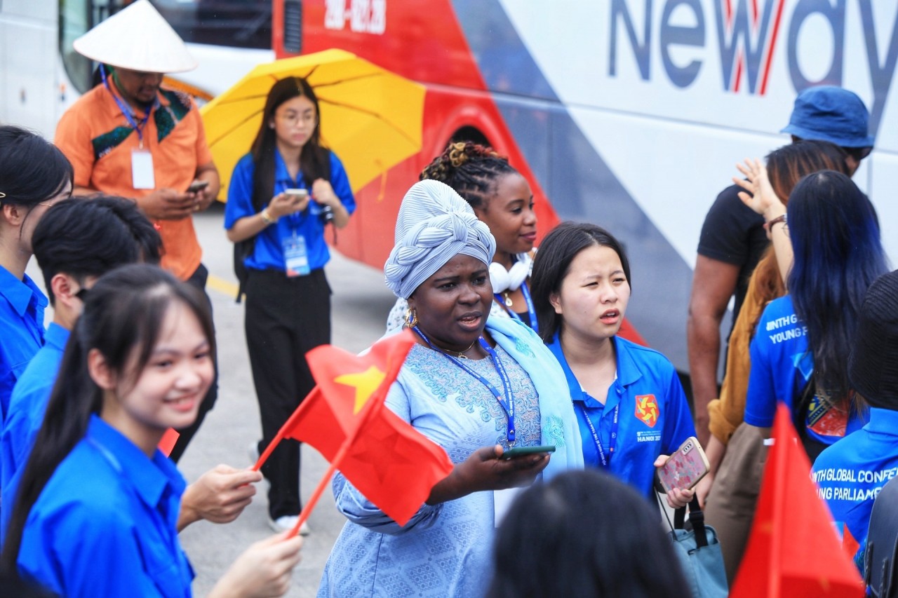 Global Young Parliamentarians Enjoy One-Day Trip to Ha Long Bay Global Young Parliamentarians Enjoy One-Day Trip to Ha Long Bay