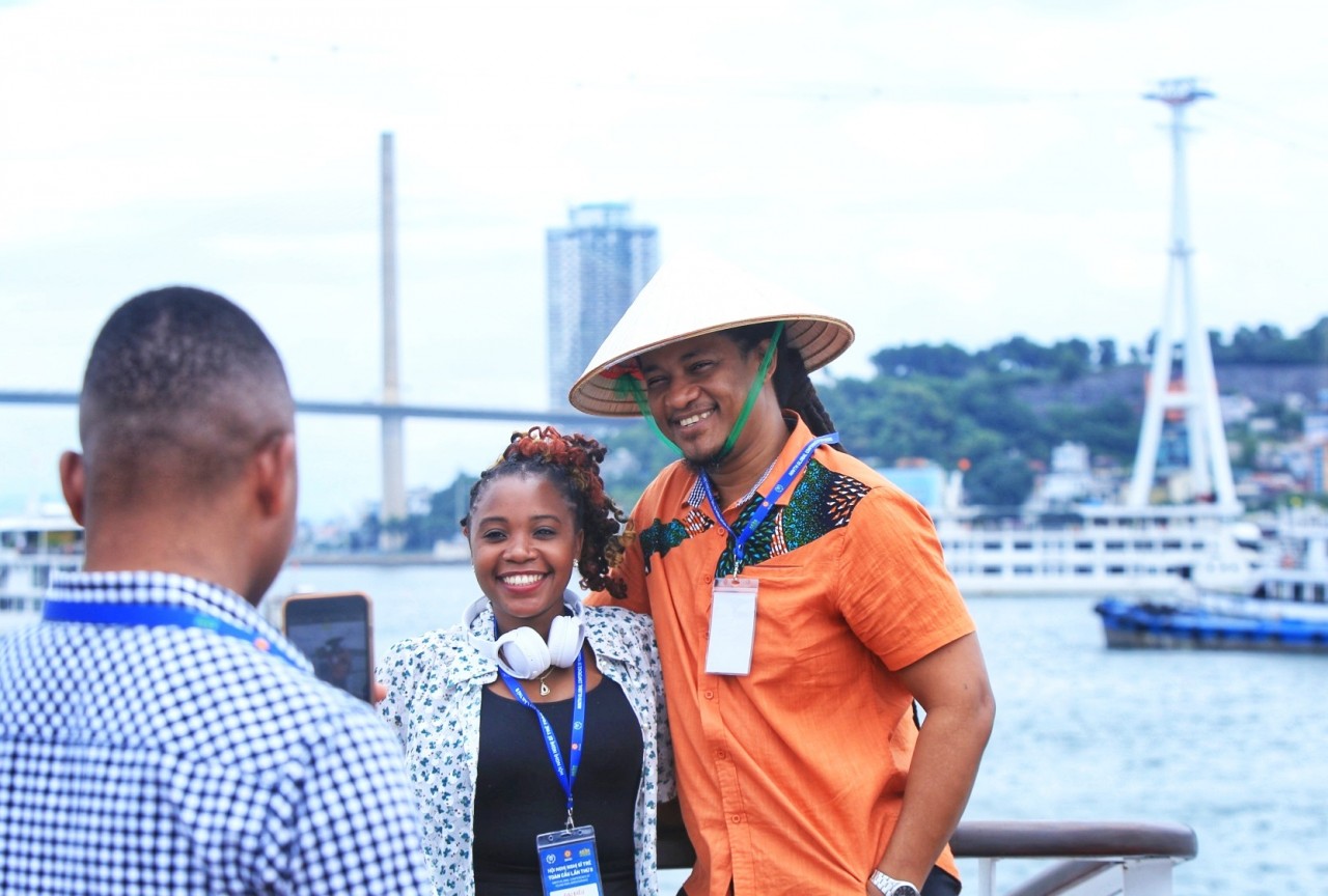 Global Young Parliamentarians Enjoy One-Day Trip to Ha Long Bay Global Young Parliamentarians Enjoy One-Day Trip to Ha Long Bay