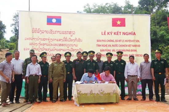 Thắt chặt tình đoàn kết hữu nghị từ những mô hình kết nghĩa bản – bản Thắt chặt tình đoàn kết hữu nghị từ những mô hình kết nghĩa bản – bản