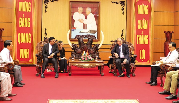 Chủ tịch UBND tỉnh An Giang Nguyễn Thanh Bình (phải) tiếp Tổng Lãnh sự Ấn Độ tại TP. Hồ Chí Minh Chủ tịch UBND tỉnh An Giang Nguyễn Thanh Bình (phải) tiếp Tổng Lãnh sự Ấn Độ tại TP. Hồ Chí Minh
