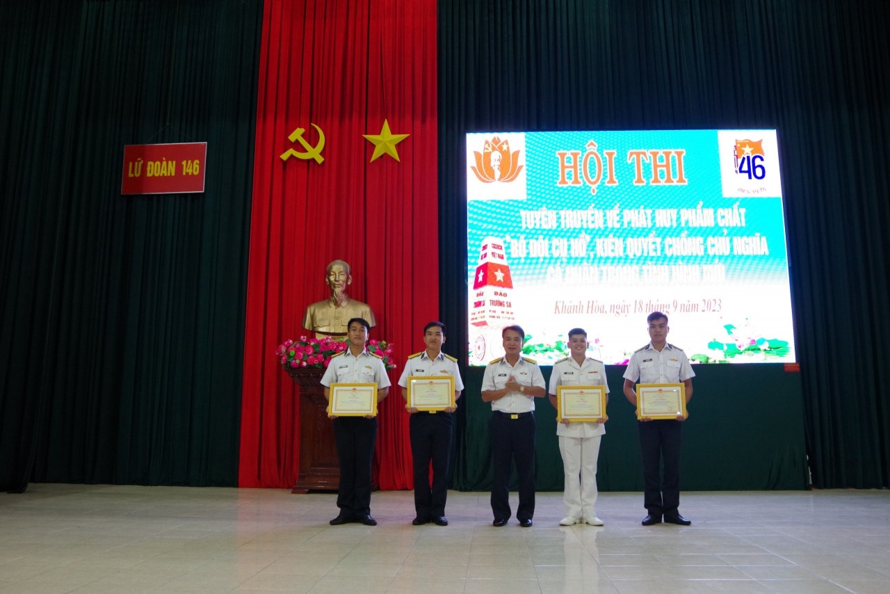 Đại tá Đỗ Hải Đăng, Phó Chính ủy Lữ đoàn trao thưởng cho các đội thi. Đại tá Đỗ Hải Đăng, Phó Chính ủy Lữ đoàn trao thưởng cho các đội thi.