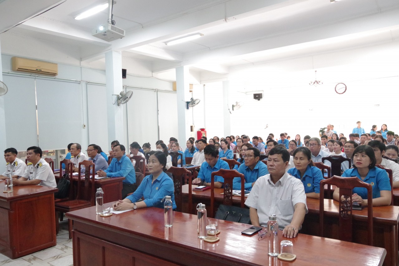 Ninh Thuận: Tuyên truyền tình hình biển đảo cho cán bộ Công đoàn Ninh Thuận: Tuyên truyền tình hình biển đảo cho cán bộ Công đoàn