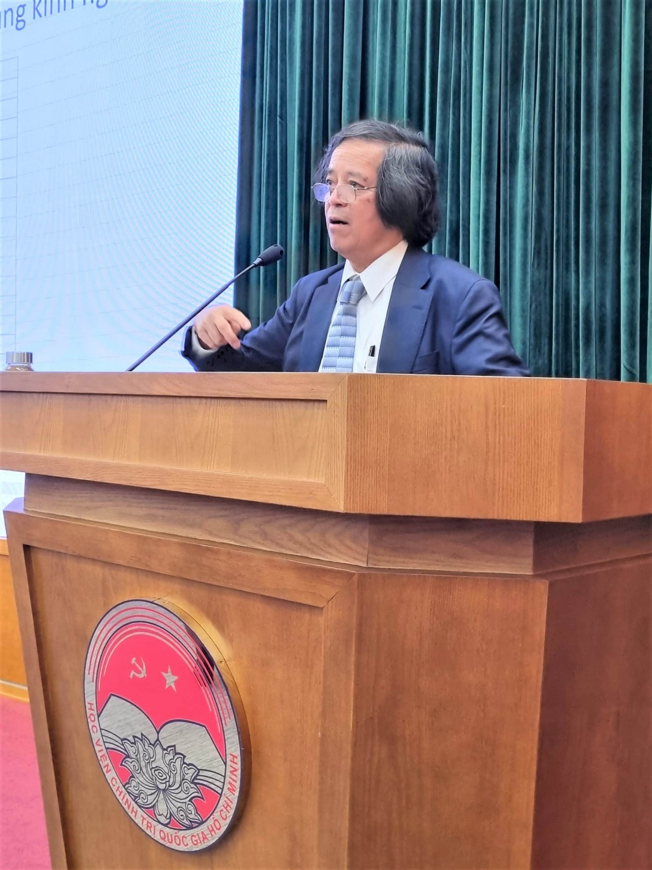 Professor Tran Van Tho - Honorary Professor of Waseda University (Japan), speaking at the seminar Professor Tran Van Tho - Honorary Professor of Waseda University (Japan), speaking at the seminar