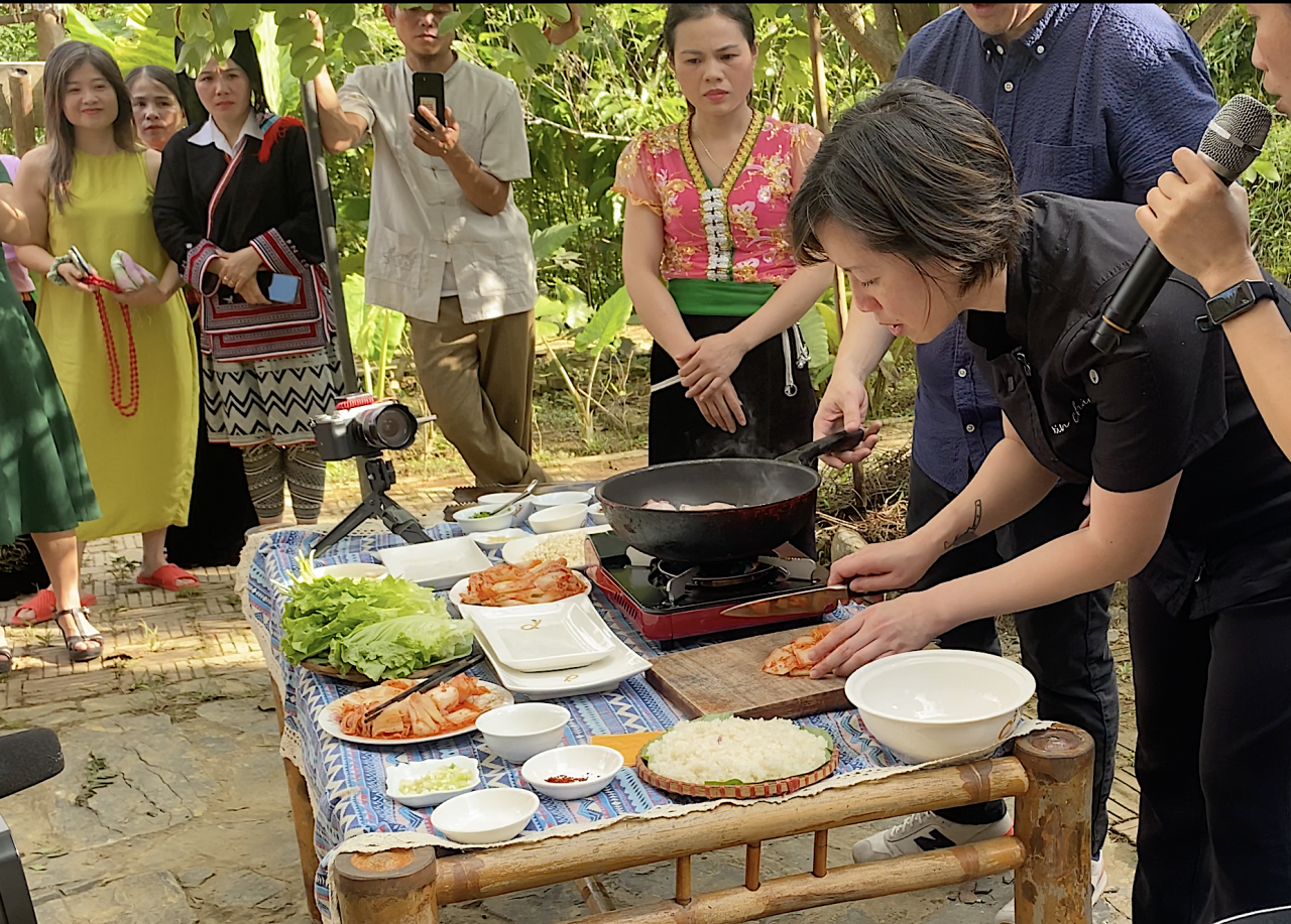 "Vua đầu bếp Mỹ" trình diễn nấu ăn, hỏi đáp với khán giả Hà Nội "Vua đầu bếp Mỹ" trình diễn nấu ăn, hỏi đáp với khán giả Hà Nội