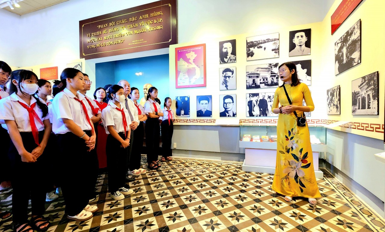 Các đại biểu tham quan tại trưng bày, triển lãm. Các đại biểu tham quan tại trưng bày, triển lãm.