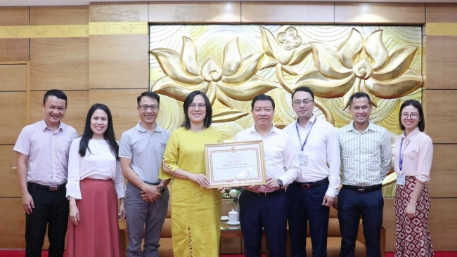Phát triển văn hóa đọc cho trẻ em Việt Nam: RtR nhận bằng khen của VUFO
