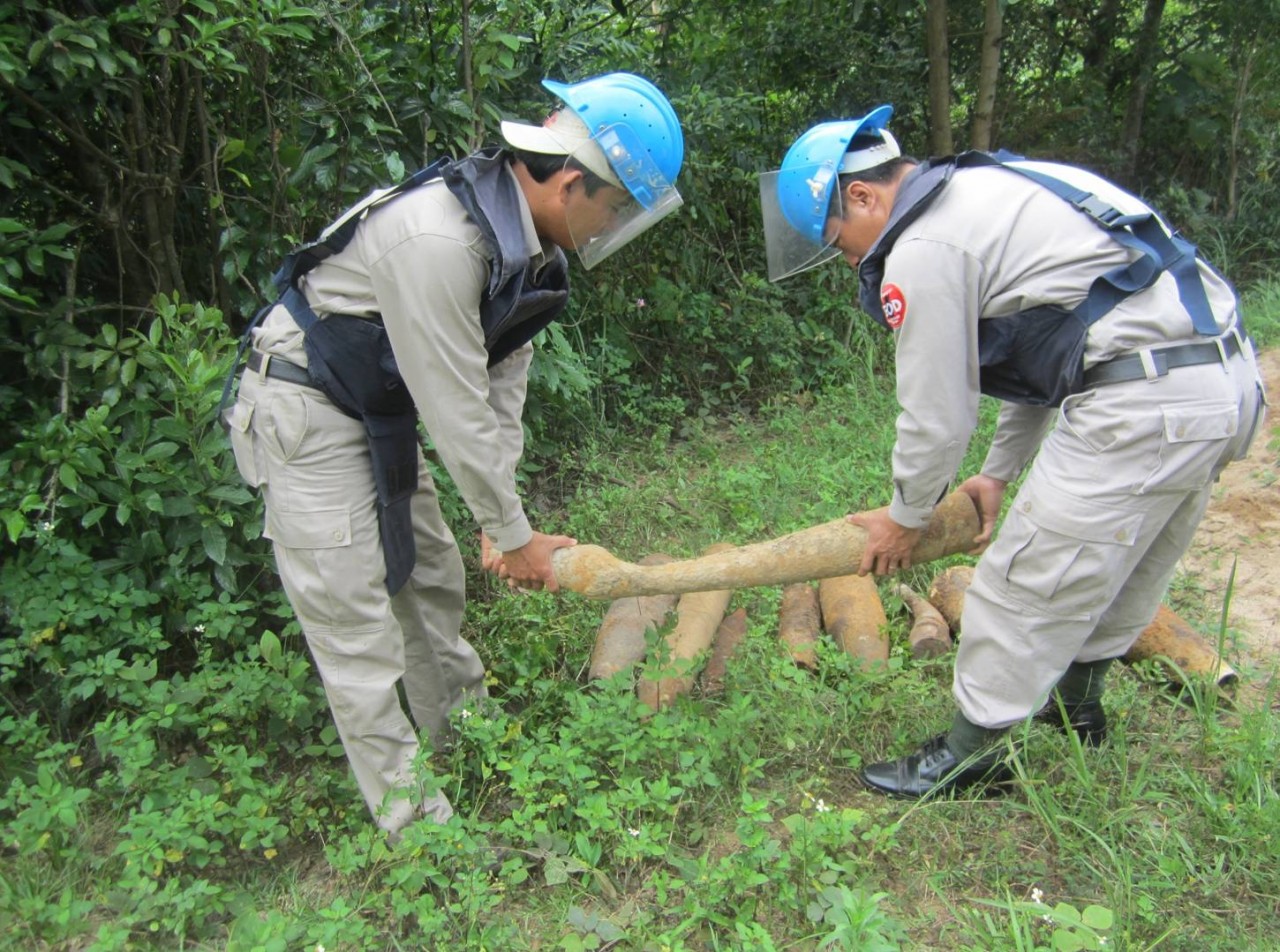Nhân viên của tổ chức Peace Trees Việt Nam đang di dời vật liệu nổ (Ảnh: Peace Trees Việt Nam) Nhân viên của tổ chức Peace Trees Việt Nam đang di dời vật liệu nổ (Ảnh: Peace Trees Việt Nam)