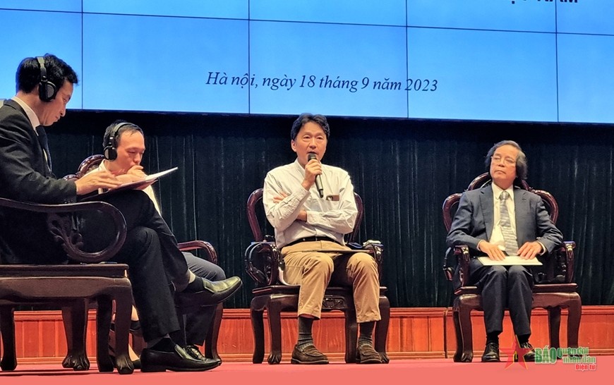 Giáo sư Ikebe Ryo – Giáo sư của Đại học Senshu (Nhật Bản) (thứ hai từ phải sang), phát biểu tại buổi Tọa đàm. (Ảnh: Quân đội nhân dân) Giáo sư Ikebe Ryo – Giáo sư của Đại học Senshu (Nhật Bản) (thứ hai từ phải sang), phát biểu tại buổi Tọa đàm. (Ảnh: Quân đội nhân dân)