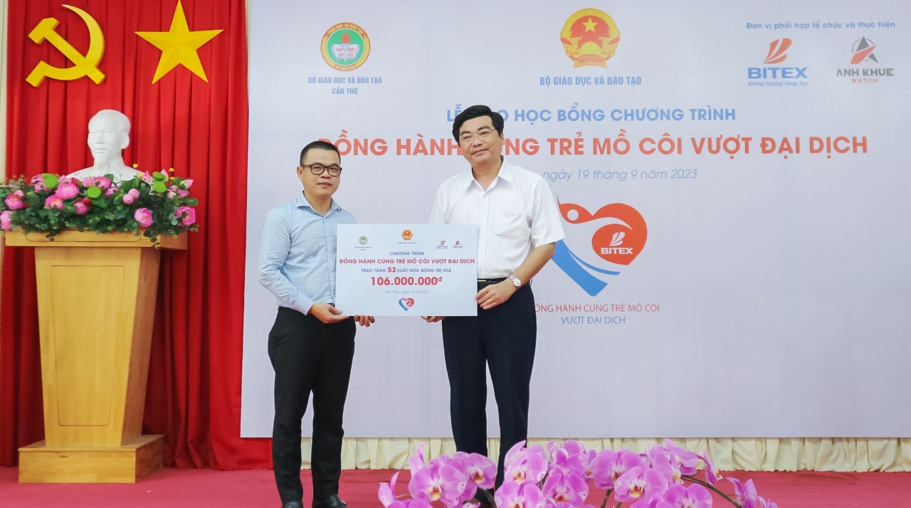 Trẻ em mồ côi do Covid-19 tại Cần Thơ được trao học bổng Trẻ em mồ côi do Covid-19 tại Cần Thơ được trao học bổng