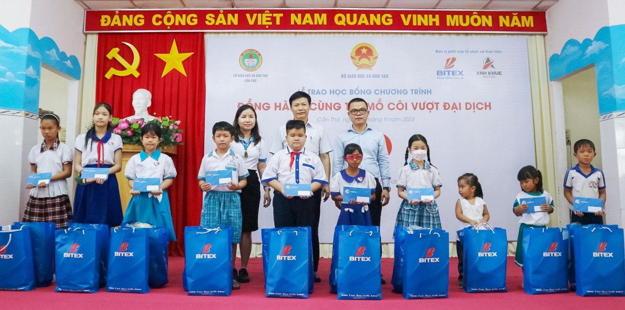 Trẻ em mồ côi do Covid-19 tại Cần Thơ được trao học bổng Trẻ em mồ côi do Covid-19 tại Cần Thơ được trao học bổng
