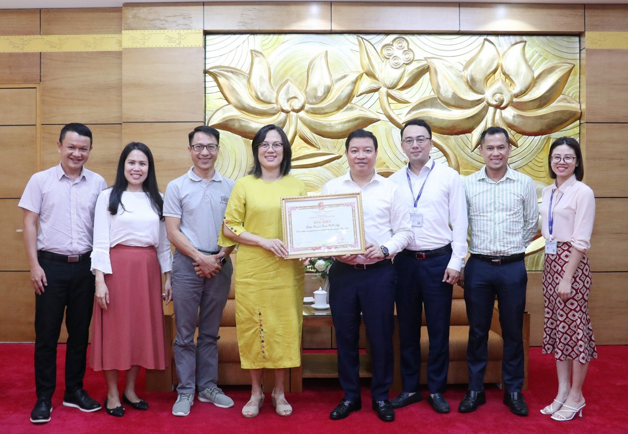 Tổ chức RtR nhận bằng khen của VUFO vì những đóng góp tích cực cho học sinh Việt Nam Phát triển văn hóa đọc cho trẻ em Việt Nam: RtR nhận bằng khen của VUFO