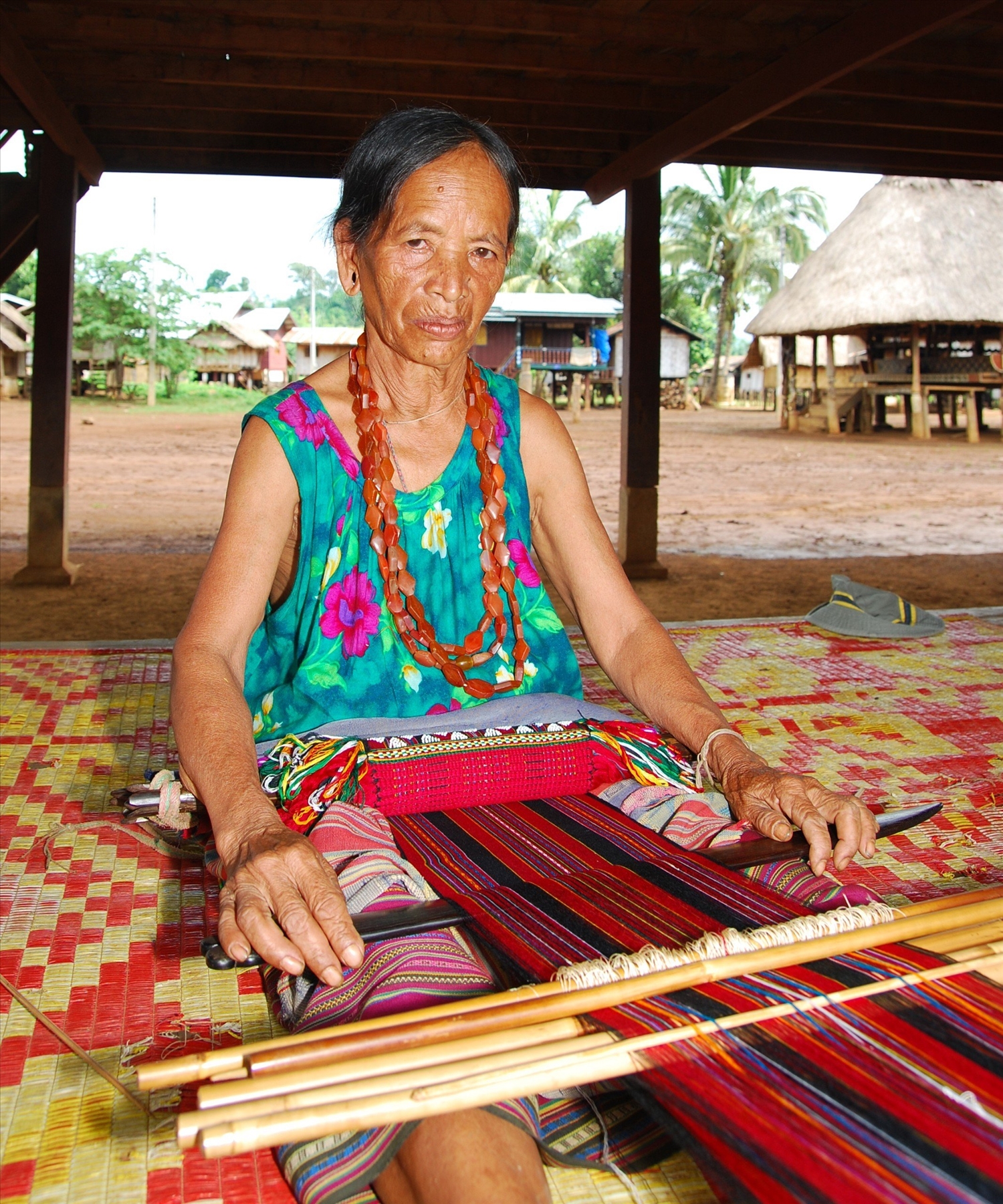 Nghệ nhân dệt thổ cẩm dân tộc Cơ Tu ở tỉnh Salavan, Lào (Ảnh: Trần Kỳ Phương) Nghệ nhân dệt thổ cẩm dân tộc Cơ Tu ở tỉnh Salavan, Lào (Ảnh: Trần Kỳ Phương)