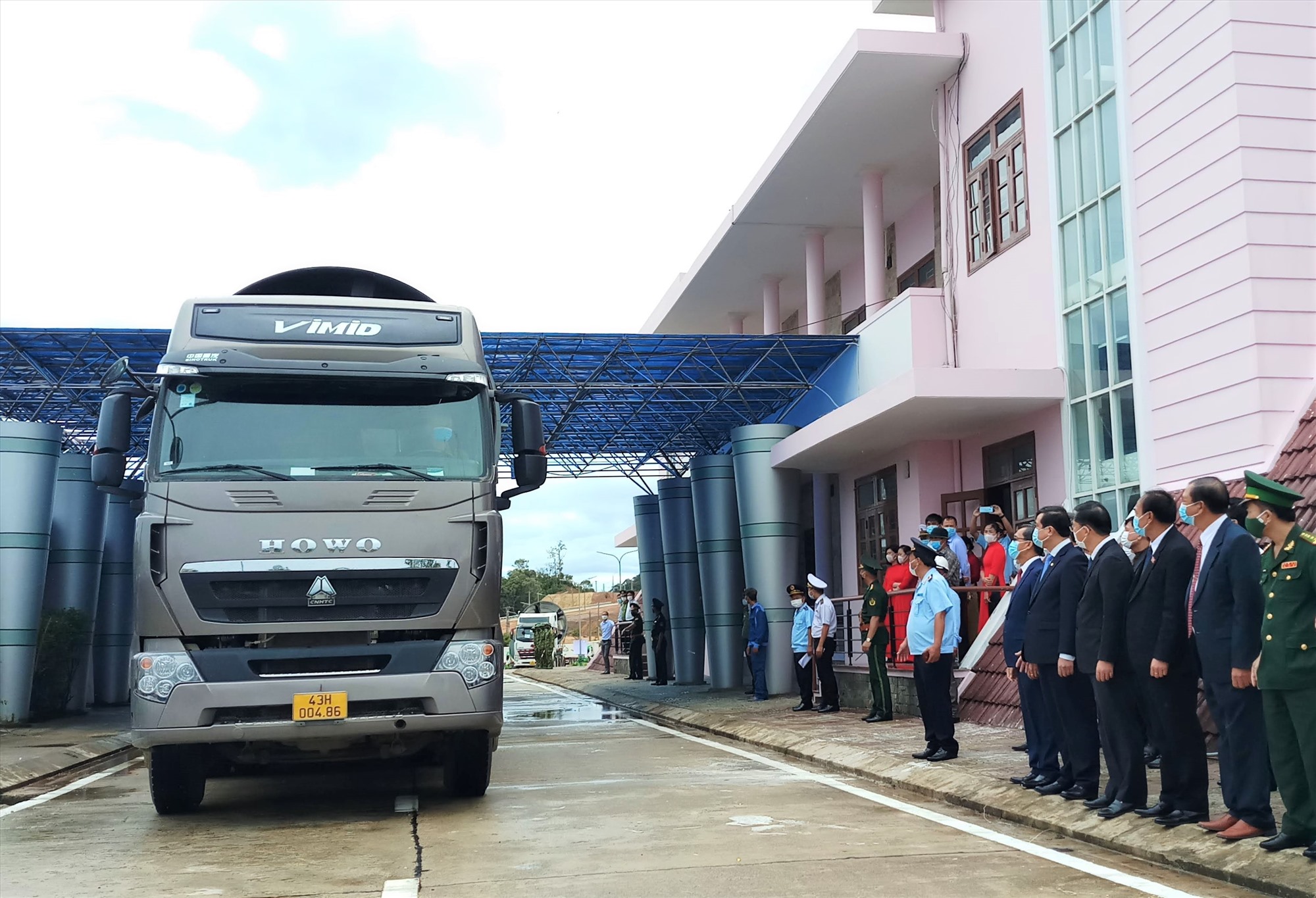Thời gian qua, Quảng Nam - Sê Kông đặc biệt quan tâm đến thông quan hàng hóa qua Cửa khẩu quốc tế Nam Giang - Đắc Tà Oọc, xem đó là chiến lược phát triển của đôi bên. Ảnh: ALĂNG NGƯỚC