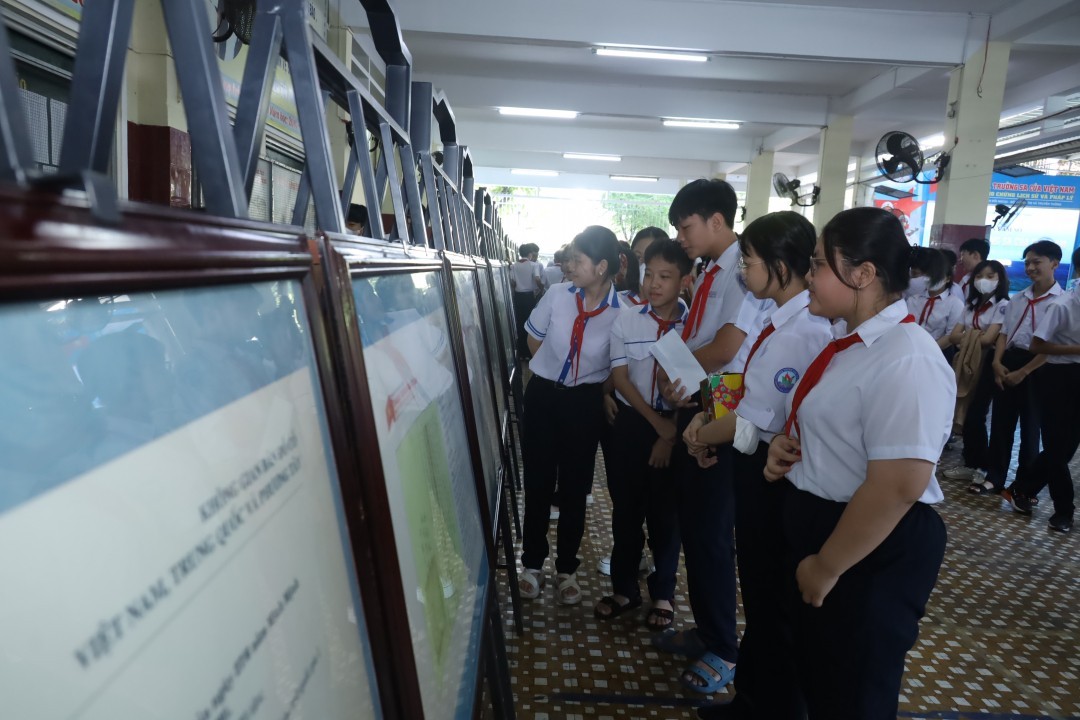 Vivid 3D Images of The Homeland's Sea and Islands Showed to Khanh Hoa Students Vivid 3D Images of The Homeland's Sea and Islands Showed to Khanh Hoa Students