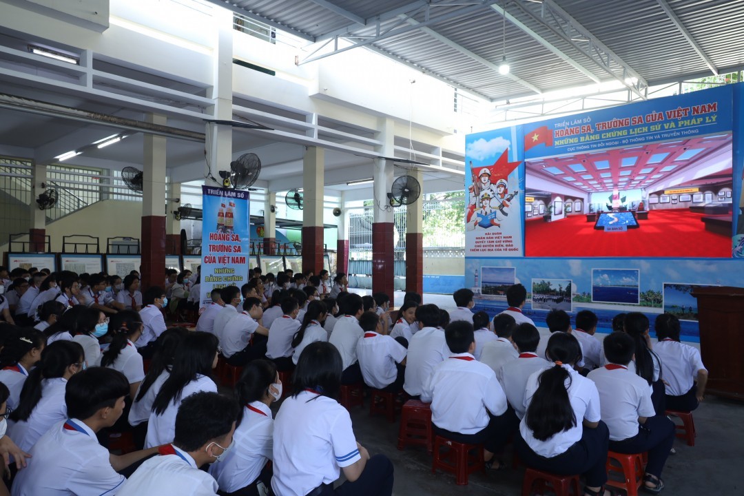 Vivid 3D Images of The Homeland's Sea and Islands Showed to Khanh Hoa Students Vivid 3D Images of The Homeland's Sea and Islands Showed to Khanh Hoa Students