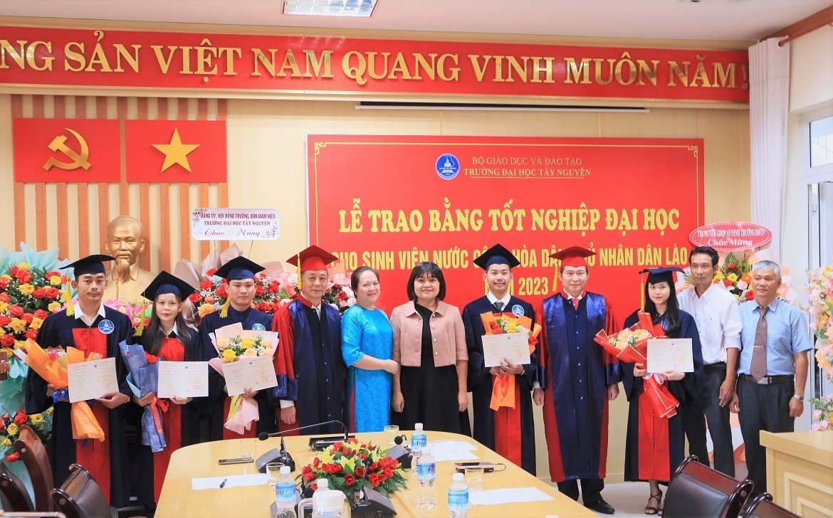 Trao bằng tốt nghiệp Đại học cho 10 tân bác sĩ, kỹ sư, cử nhân nước bạn Lào Trao bằng tốt nghiệp Đại học cho 10 tân bác sĩ, kỹ sư, cử nhân nước bạn Lào