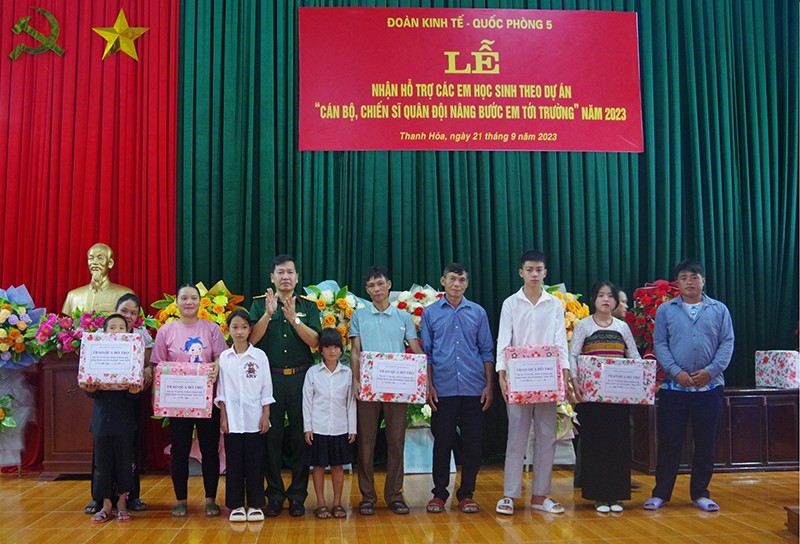 Đại tá Mai Văn Tài, Chính uỷ Đoàn KTQP 5 trao quà hỗ trợ cho các em học sinh thuộc diện thụ hưởng dự án đạt kết quả cao trong năm học 2022 - 2023. Đại tá Mai Văn Tài, Chính uỷ Đoàn KTQP 5 trao quà hỗ trợ cho các em học sinh thuộc diện thụ hưởng dự án đạt kết quả cao trong năm học 2022 - 2023.