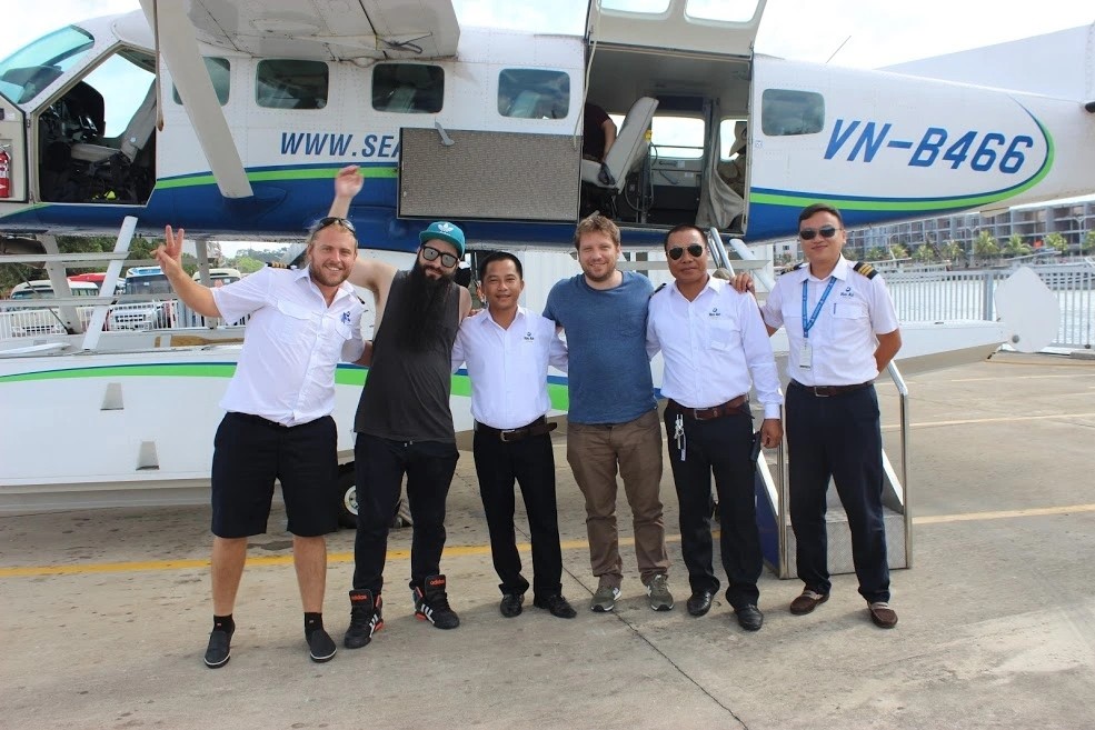 Đạo diễn Gareth Edwards (áo xanh) đến Việt Nam tham quan Vịnh Hạ Long. Ảnh NSX. Đạo diễn Gareth Edwards (áo xanh) đến Việt Nam tham quan Vịnh Hạ Long. Ảnh NSX.