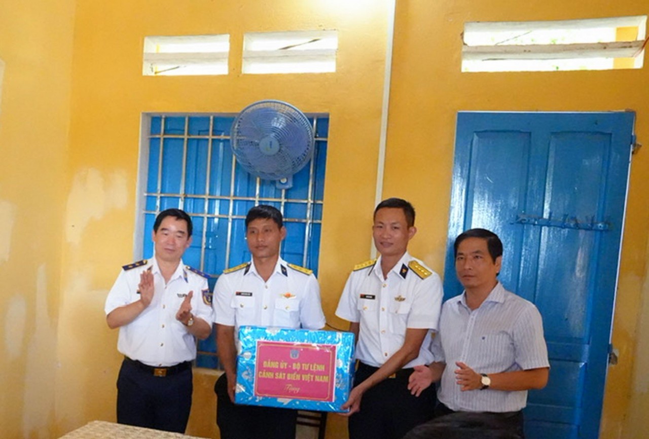 Đoàn công tác Bộ Tư lệnh Cảnh sát biển thăm Trạm ra đa 575 Đoàn công tác Bộ Tư lệnh Cảnh sát biển thăm Trạm ra đa 575