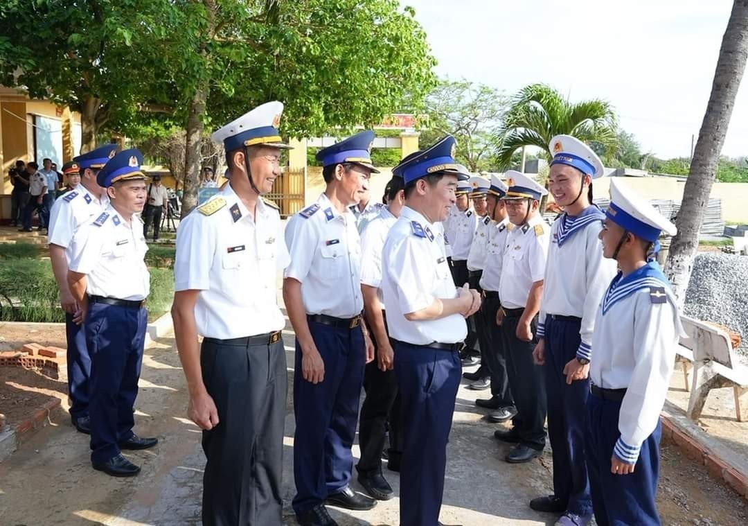 : Đoàn công tác Bộ Tư lệnh Cảnh sát biển thăm Trạm ra đa 575 : Đoàn công tác Bộ Tư lệnh Cảnh sát biển thăm Trạm ra đa 575