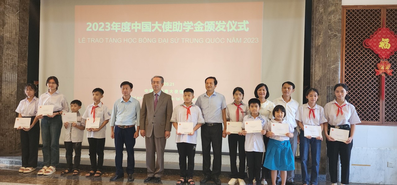 Đại sứ quán Trung Quốc tại Việt Nam trao 120 suất học bổng cho học sinh 4 tỉnh Đại sứ quán Trung Quốc tại Việt Nam trao 120 suất học bổng cho học sinh 4 tỉnh