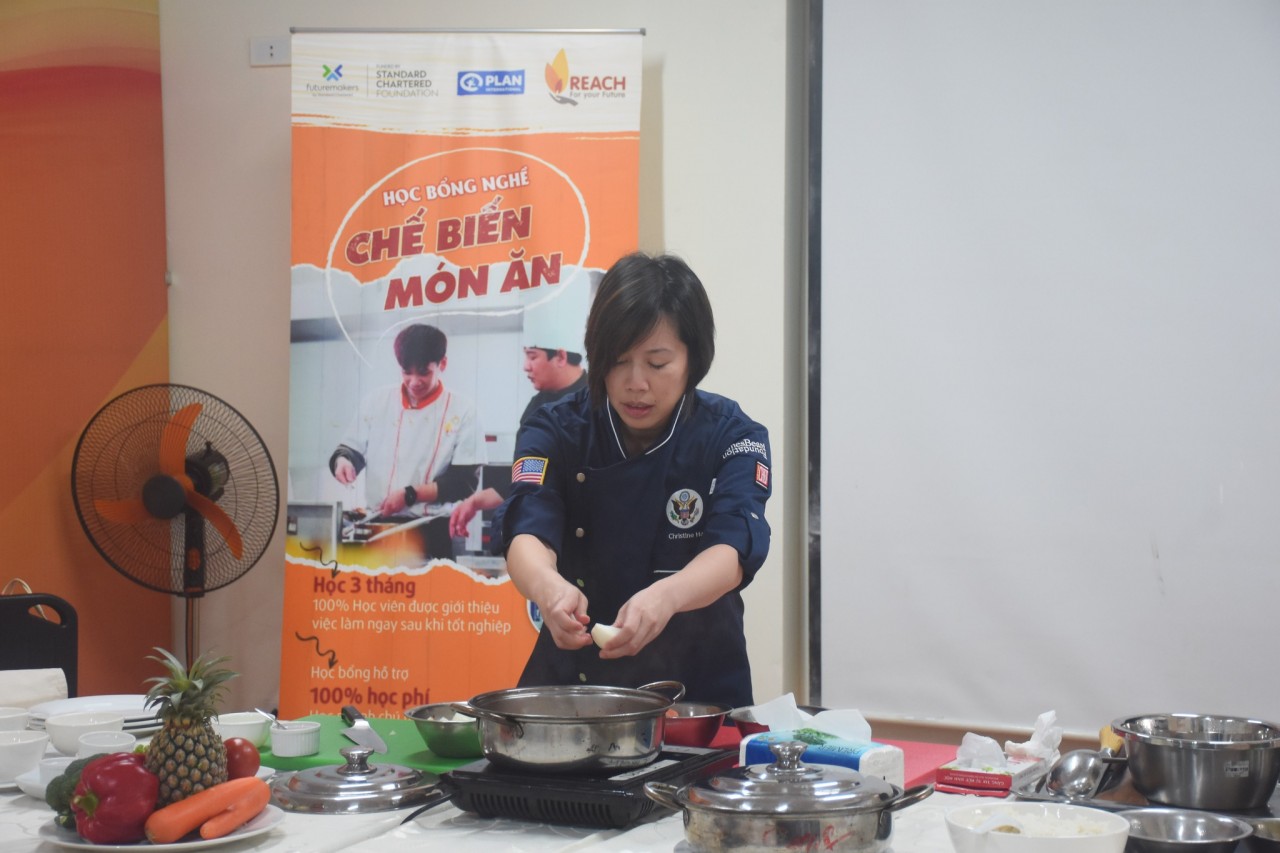 "Vua đầu bếp Mỹ" trình diễn nấu ăn, hỏi đáp với khán giả Hà Nội "Vua đầu bếp Mỹ" trình diễn nấu ăn, hỏi đáp với khán giả Hà Nội